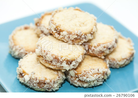 Cookies with caramelised milk and nuts Cookies with caramelised milk and nuts 26790106