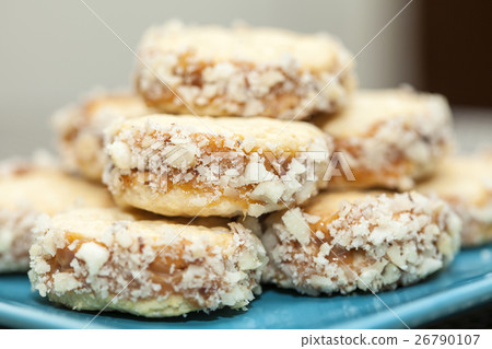 Cookies with caramelised milk and nuts Cookies with caramelised milk and nuts 26790107