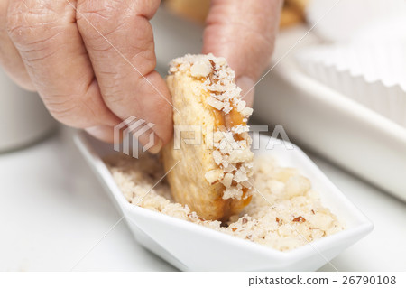 Adding nuts to cookie's edge 26790108