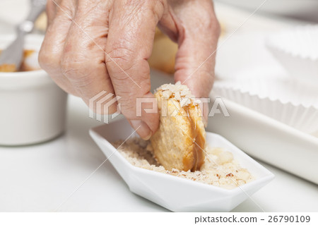 Adding nuts to cookie's edge Adding nuts to cookie's edge 26790109