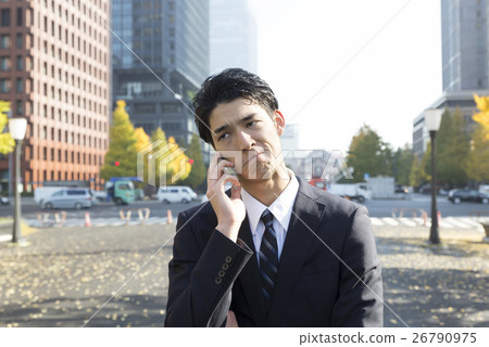 Businessman smaho expression worried thinking outside thinking Tokyo Otemachi Marunouchi Businessman smaho expression worried thinking outside thinking Tokyo Otemachi Marunouchi 26790975