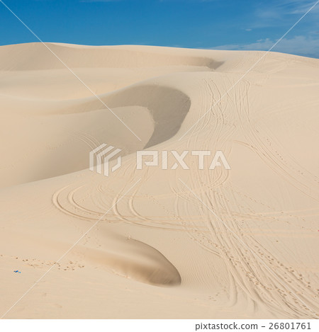 white sand dune desert in Mui Ne, Vietnam 26801761