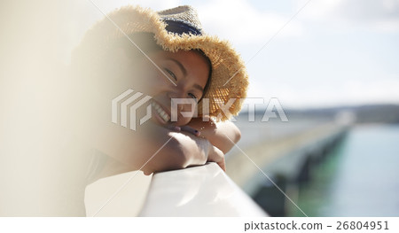 在沖繩旅行的女人一座橋，一直延伸到一個孤島 26804951
