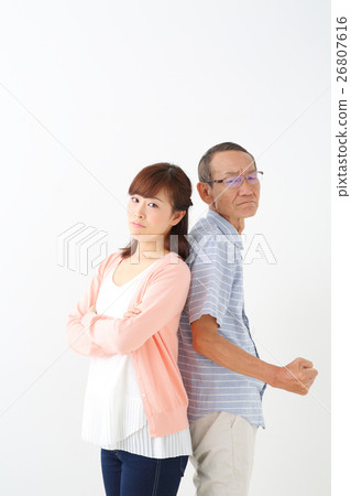 中年女性/高級男性 26807616