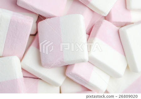 Close up of pink and white marshmallows 26809020