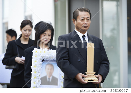 Family funeral 26810037