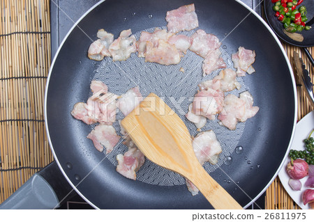 Chef stir friedmbacon in the pan Chef stir friedmbacon in the pan 26811975
