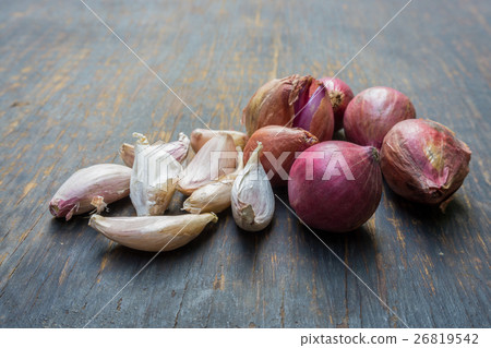 Garlic and red onion. Garlic and red onion. 26819542