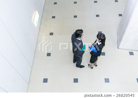 商人和女實業家談話在走道 商人和女實業家談話在走道 26820545