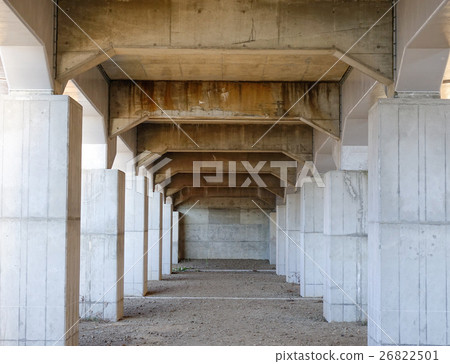 Colonnade of vertical supports under the bridge 26822501