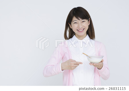 女性酸奶預防保健飲食生活方式習慣疾病乾草熱女商人 女性酸奶預防保健飲食生活方式習慣疾病乾草熱女商人 26831115