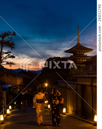 Spring in Kyoto, night on a flower road 26831740
