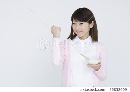 女性酸奶預防保健飲食生活方式習慣疾病乾草熱女商人 女性酸奶預防保健飲食生活方式習慣疾病乾草熱女商人 26832009