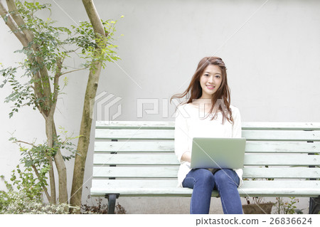 一個女人在外面使用PC 26836624