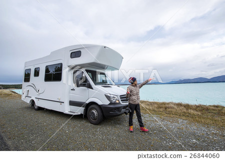 露營車和婦女和普卡基湖南新西蘭 26844060