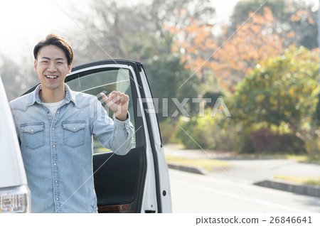 男子從車上下來 26846641