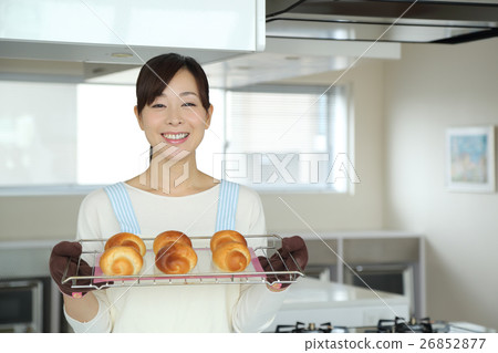 A woman who bakes bread 26852877