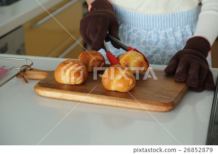 一個烤麵包的女人 一個烤麵包的女人 26852879