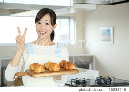 A woman who bakes bread 26852946
