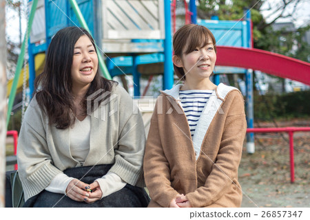 媽媽在公園聚會的朋友女孩 26857347