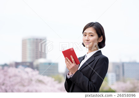 新員工的女性商務女人確認筆記本後面的櫻花 新員工的女性商務女人確認筆記本後面的櫻花 26858096