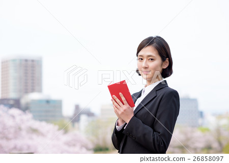 新員工的女性商務女人確認筆記本後面的櫻花 26858097