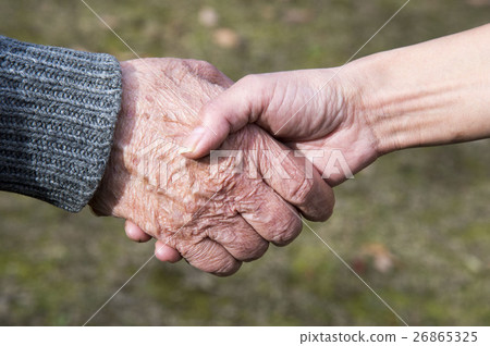 照顧老人和女兒的手 26865325