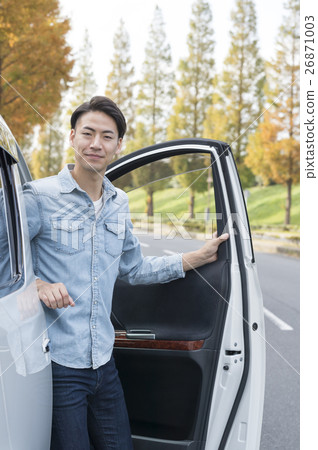 男子從車上下來 男子從車上下來 26871003