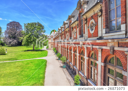 Chateau Fontainebleau and surrounding his park. 26871073