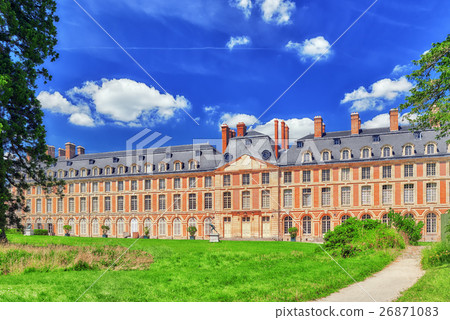 Chateau Fontainebleau and surrounding his park. 26871083