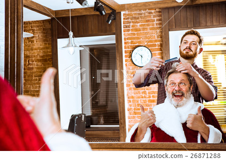 Santa claus shaving his personal barber 26871288