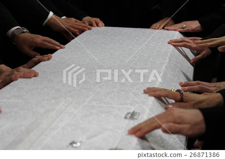Relatives closing coffin lid 26871386