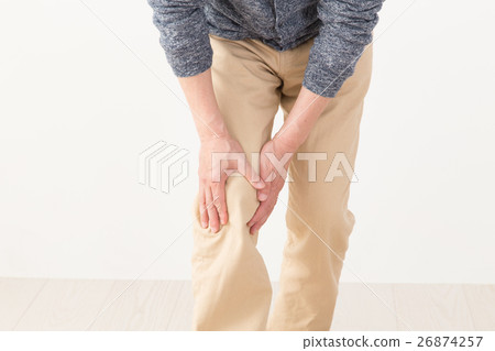 A man with a knee injury 26874257