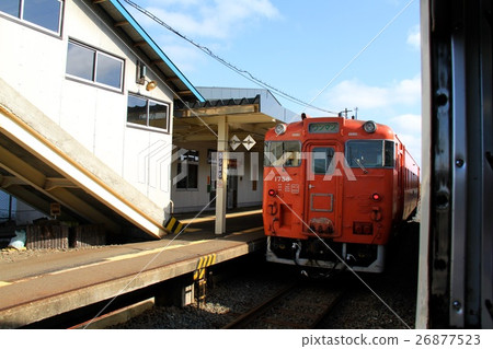 在旅行的中間,從車窗看到一個朱紅色的Kiha 40 1758。 在旅行的中間,從車窗看到一個朱紅色的Kiha 40 1758。 26877523