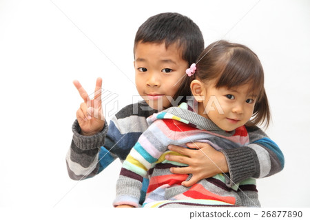 我的妹妹和她的哥哥（7歲和2歲）坐在膝蓋上 26877890