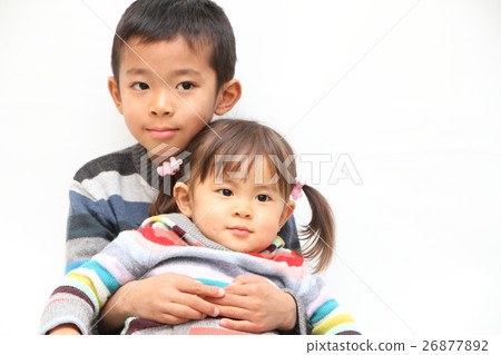 我的妹妹和她的哥哥（7歲和2歲）坐在膝蓋上 26877892