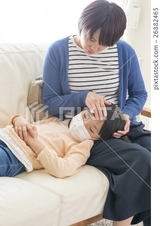 一個感冒和擔心母親的女兒 26882465