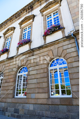 Morlaix城市視圖在布里坦尼地區和風景在窗口裡反射了 26886790