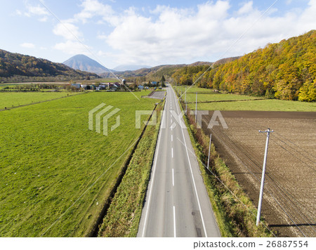 北海道的牧場和一條路（空中射擊） 26887554