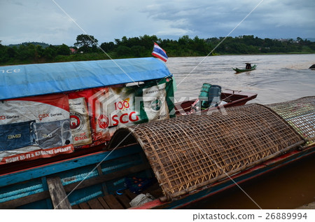 Thailand and the border city of Laos Chengdu of Thai side Boat that goes over water with the boat which stops along the Mekong River 26889994