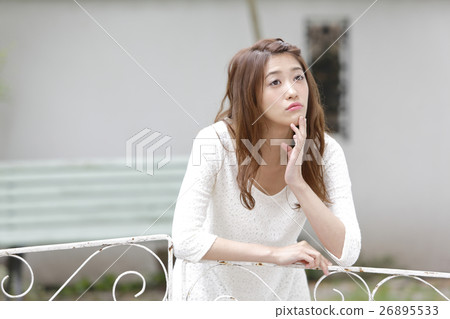 少婦的畫像在庭院裡 26895533