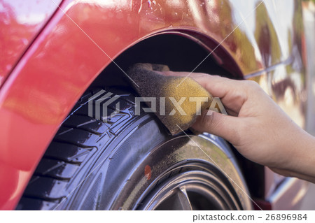 Cleaning car wheel 26896984