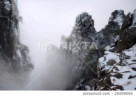 Dobongsan Mountains is covered by morning fog. 26899666