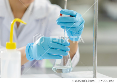scientist is demonstrate the titration technique 26900468