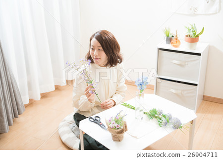 Flower arrangement women 26904711