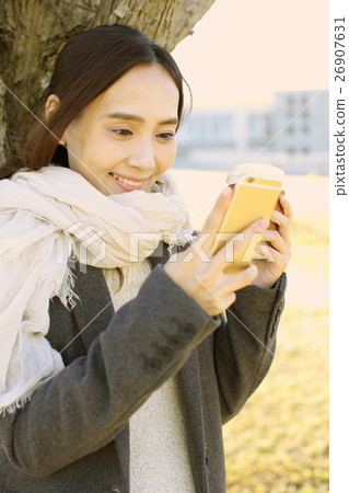 看智能手機的少婦 26907631