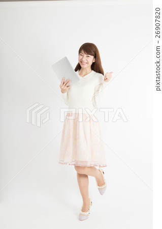 一個女人與一台平板電腦 一個女人與一台平板電腦 26907820
