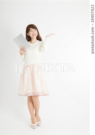 一個女人與一台平板電腦 26907822