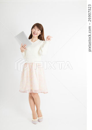 一個女人與一台平板電腦 一個女人與一台平板電腦 26907823