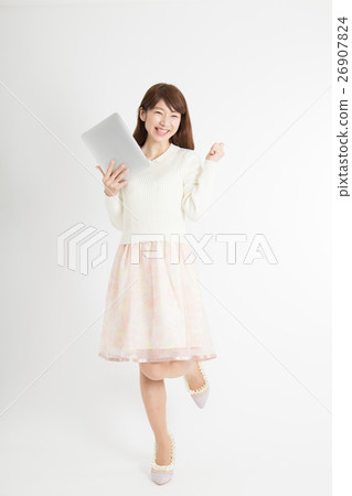 一個女人與一台平板電腦 一個女人與一台平板電腦 26907824